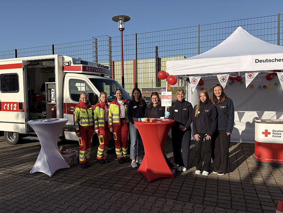 Gruppenfoto des Messe-Teams am DRK-Stand auf der Einbecker Ausbildungsmesse