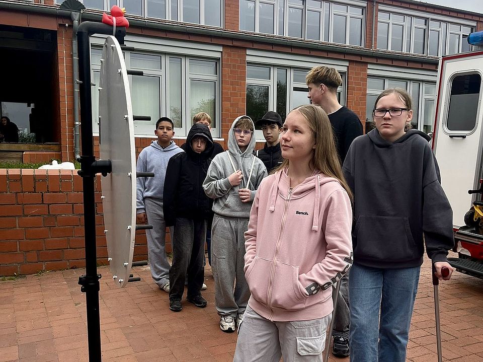 Berufetag an der IGS Bovenden, Glücksrad und eine Schlange Schüler*innen am Stand des DRK-Kreisverbandes Göttingen-Northeim e. V