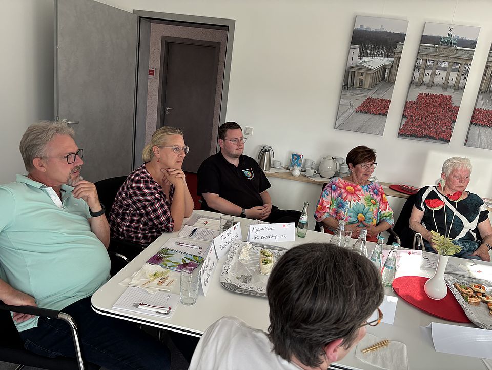 2026_06_10_Zukunftswerkstatt_der_Ortsvereine_02.jpeg Zukunftswerkstatt der DRK-Ortsvereine in der Zimmermannstraße 4 in Göttingen: Teilnehmende im Workshop an gedecktem Tisch