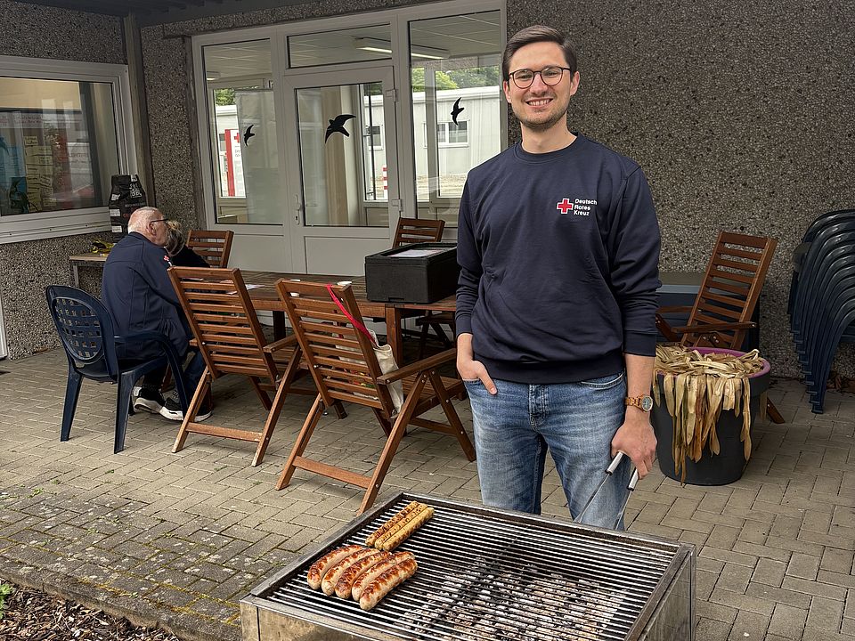 Blutspendeaktion beim DRK-Kreisverband Göttingen-Northeim e. V., Mitglied der DRK-Bereitschaft beim Grillen