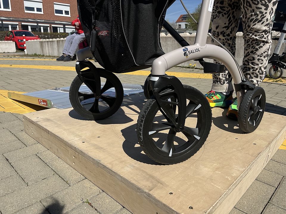 Teilnehmende am Stadtbustraining des DRK-Ortsvereins Göttingen in Kooperation mit dem SC Hainberg. Ein Rollator auf einer Rampe
