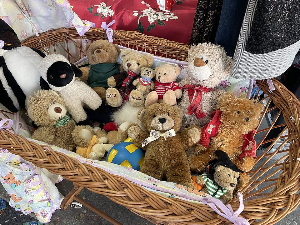 Ein Korbwagen voller Kuscheltiere, vor allem Teddybären in verschiedenen Größen im Göttinger Spendenzentrum