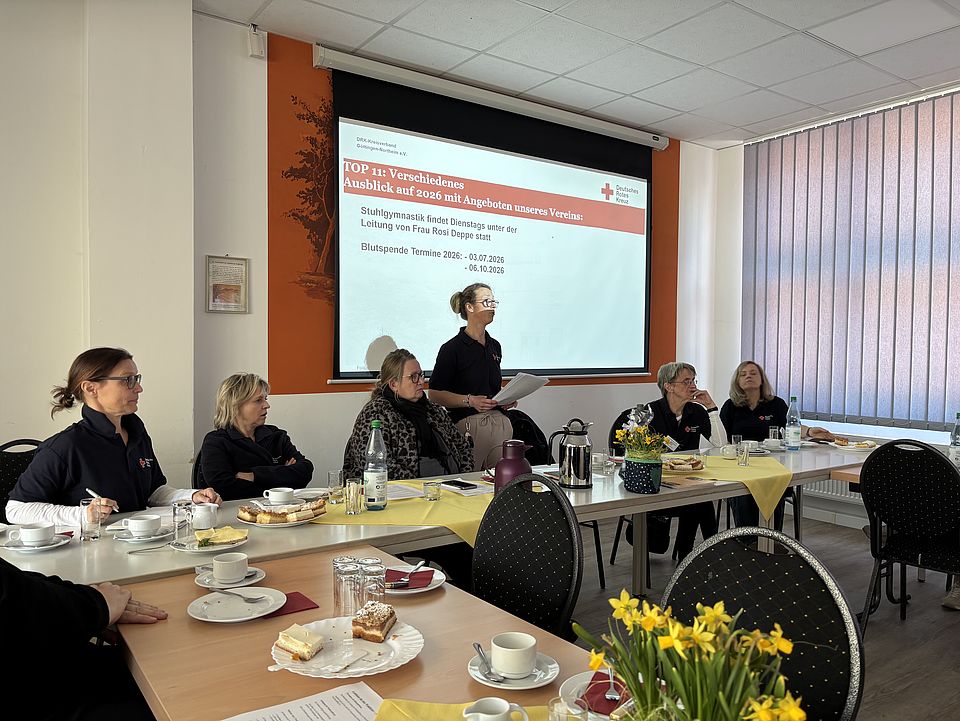 Vortrag bei der Jahreshauptversammlung des DRK-Ortsvereins Katlenburg im April 2026 mit aufmerksam zuhörenden Mitgliedern.