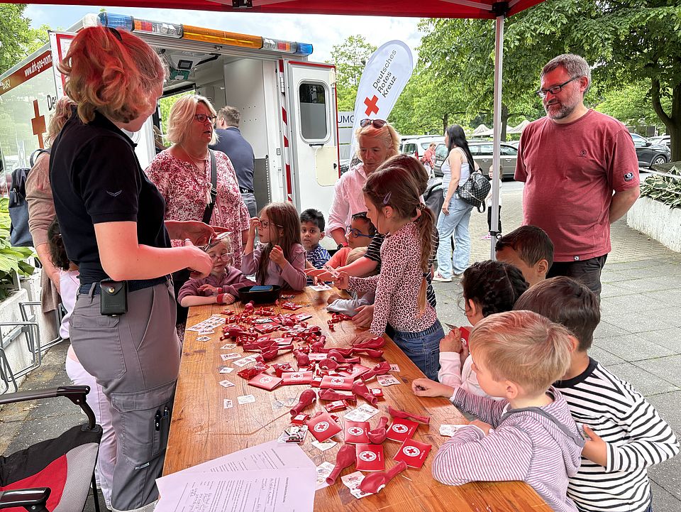 2026_06_01TBK_Teddybärkrankenhaus_UMG__Kita_Bovenden_3_.jpg Kinder der DRK-Kita Bovenden stehen am DRK-Stand beim Teddybärkrankenhaus der UMG Göttingen.