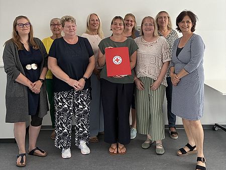 Mitarbeitende der neuen DRK-Kita Lödingsen beim gemeinsamen Teamtag beim DRK-Kreisverband Göttingen-Northeim e. V., zusammen mit Kreisgeschäftsführerin Petra Reußner
