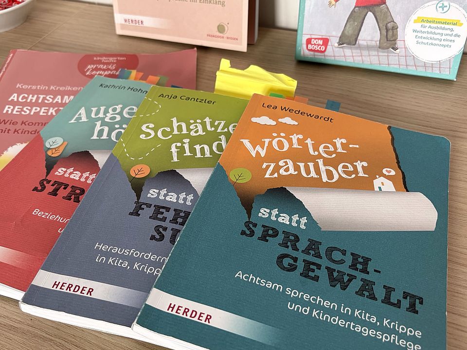2026_07_07_Workshop_Sprache_und_Adultismus_für_pädagogische_Fachkräfte__21_.jpeg Fachliteratur zu achtsamer Sprache im Kita-Alltag beim Workshop des DRK-Kreisverbands Göttingen‑Northeim in Göttingen