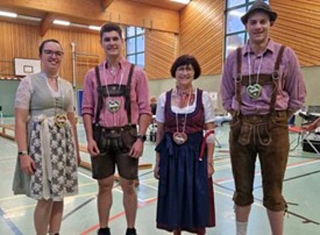 Vier Blutspender in bayerischer Tracht