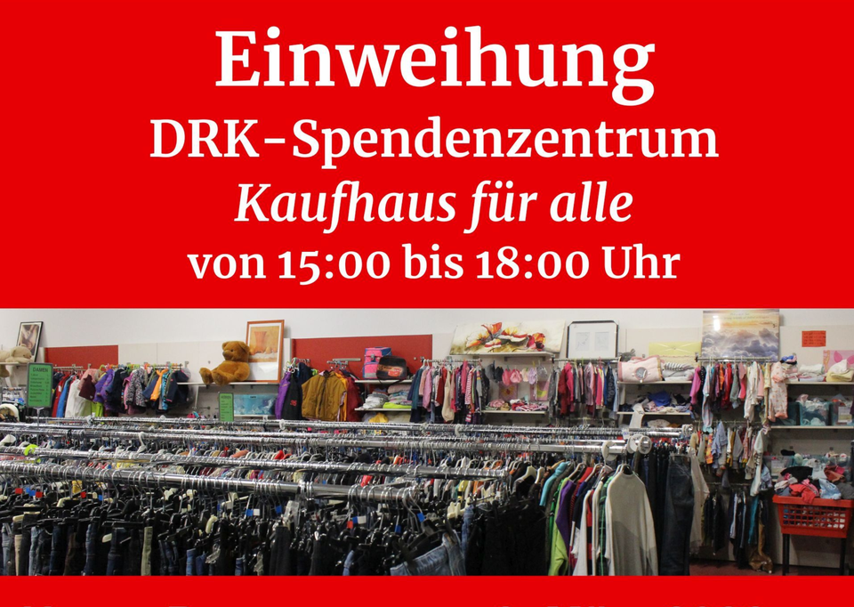 Das Bild zeigt den Verkaufsraum eines Secondhand‑Bereichs mit zahlreichen dicht gefüllten Kleiderstangen. Auf den Stangen hängen verschiedene Kleidungsstücke für unterschiedliche Altersgruppen und Größen. Darüber stehen Regale mit weiteren Artikeln, unter anderem Spielzeug, Stofftiere, Haushaltswaren und dekorative Gegenstände. Im oberen Drittel des Bildes befindet sich ein großer roter Banner mit weißer Schrift. Darauf steht: „Einweihung – DRK‑Spendenzentrum Kaufhaus für alle – von 15:00 bis 18:00 Uhr“. Das Motiv bewirbt die Eröffnung des Spendenzentrums des DRK-Kreisverbandes Göttingen-Northeim e. V.