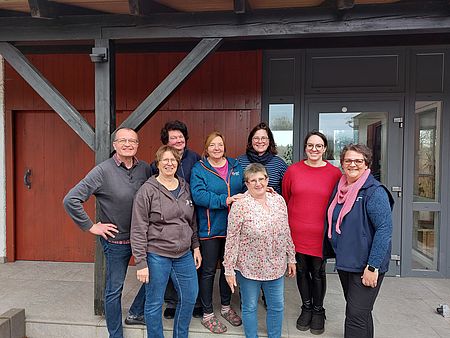Mitarbeiterinnen des Jugendamtes zusammen mit dem FED-Team des DRK-Kreisverbandes Göttingen-Northeim e. V. bei der Ferienfreizeit. Gruppenfoto vor dem Gebäude