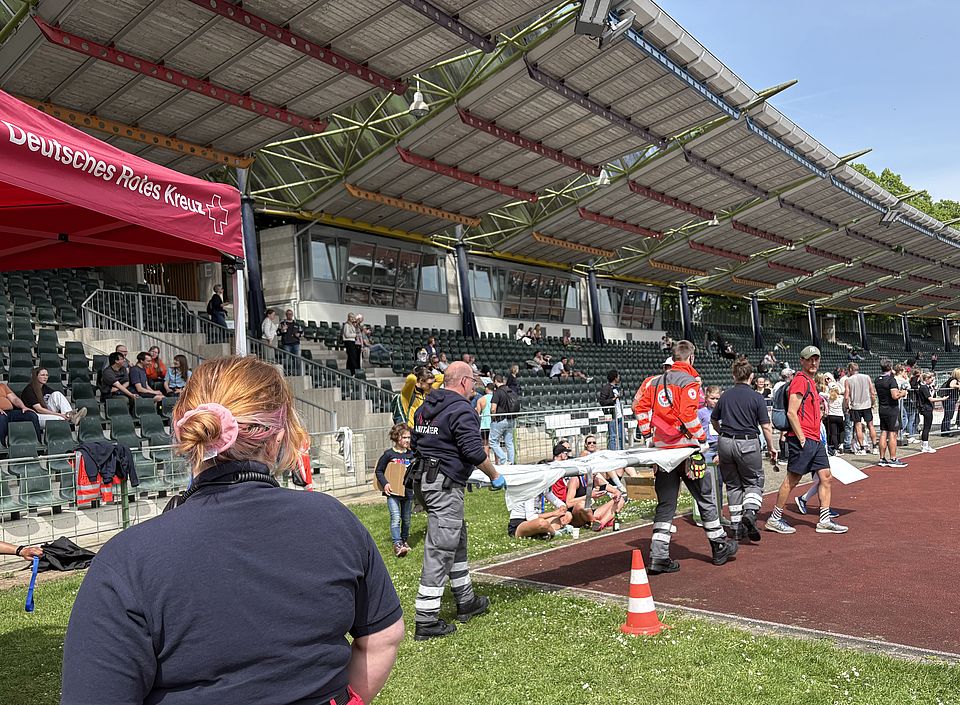 2026_5_10_Göttinger_Halbmarathon__13_.jpg Einsatz der DRK-Bereitschaft im Sanitätsdienst beim Göttinger Halbmarathon: Bereitschaftsmitglieder rücken zu einem Einsatz mit Trage im Jahnstadion aus