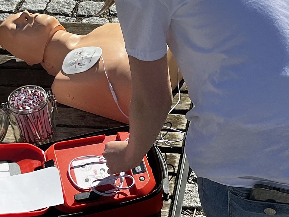 Schülerin des Schulsanitätsdienstes der Thomas-Mann-Schule in Northeim zeigt erste Hilfe mit Defibrilator