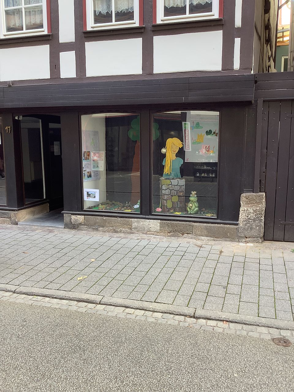 2026_10_01_Froschkönig_Aktion_mit_Schaufenster__1_.JPG Schaufenster in der Marktstraße 17 in Hann. Münden mit einer Froschkönig-Ausstellung der Vorschulkinder des DRK-Heilpädagogischen Kindergartens.