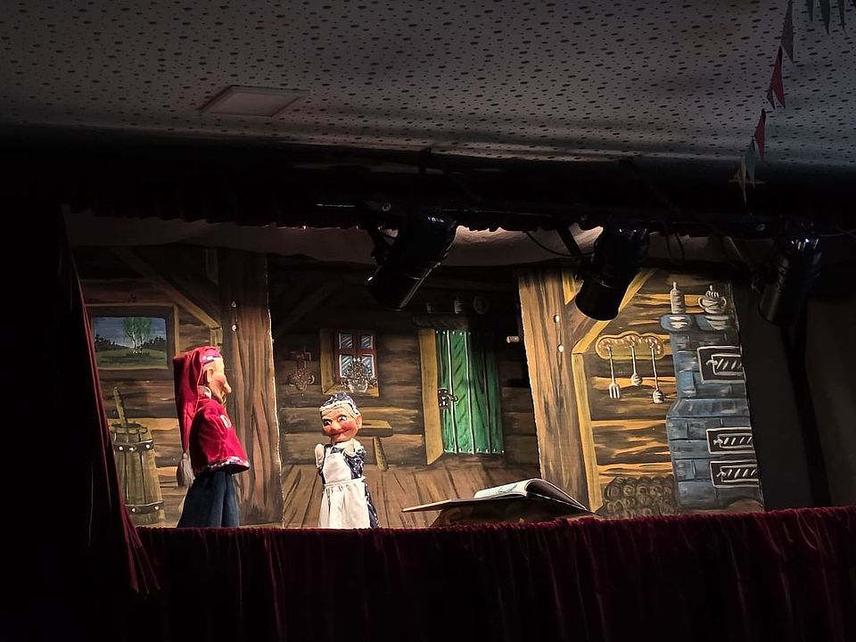 Zwei Puppen auf einer Bühne im Puppentheater der Harzer Puppenbühne beim Besuch der DRK-Kita Hedemünden, das Licht ist gedämpft
