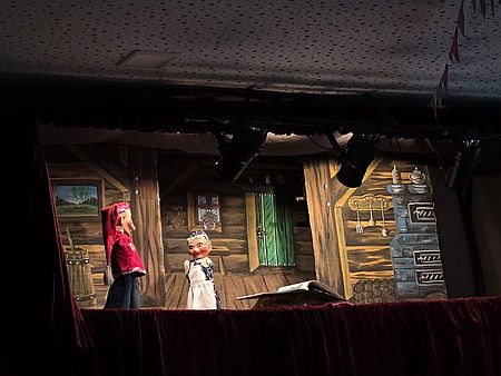 Zwei Puppen auf einer Bühne im Puppentheater der Harzer Puppenbühne beim Besuch der DRK-Kita Hedemünden, das Licht ist gedämpft