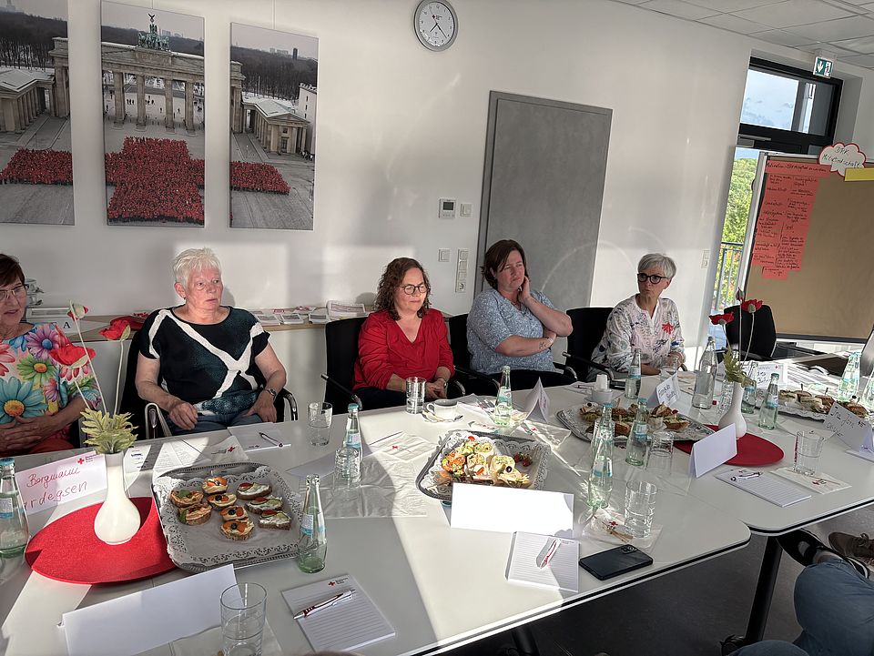 2026_06_10_Zukunftswerkstatt_der_Ortsvereine_02.jpeg Workshop-Runde bei der Zukunftswerkstatt der DRK-Ortsvereine in der Z4 Göttingen: Teilnehmende im Kreis um einen Arbeitstisch mit Unterlagen.