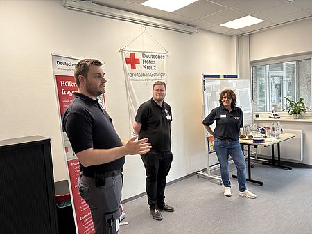 Haupt- und Ehrenamtliche des DRK‑Kreisverbandes Göttingen‑Northeim begrüßen die Teilnehmenden der Evangelischen Familienbildungsstätte zu einer Familienführung mit Einblicken in die DRK‑Arbeit.
