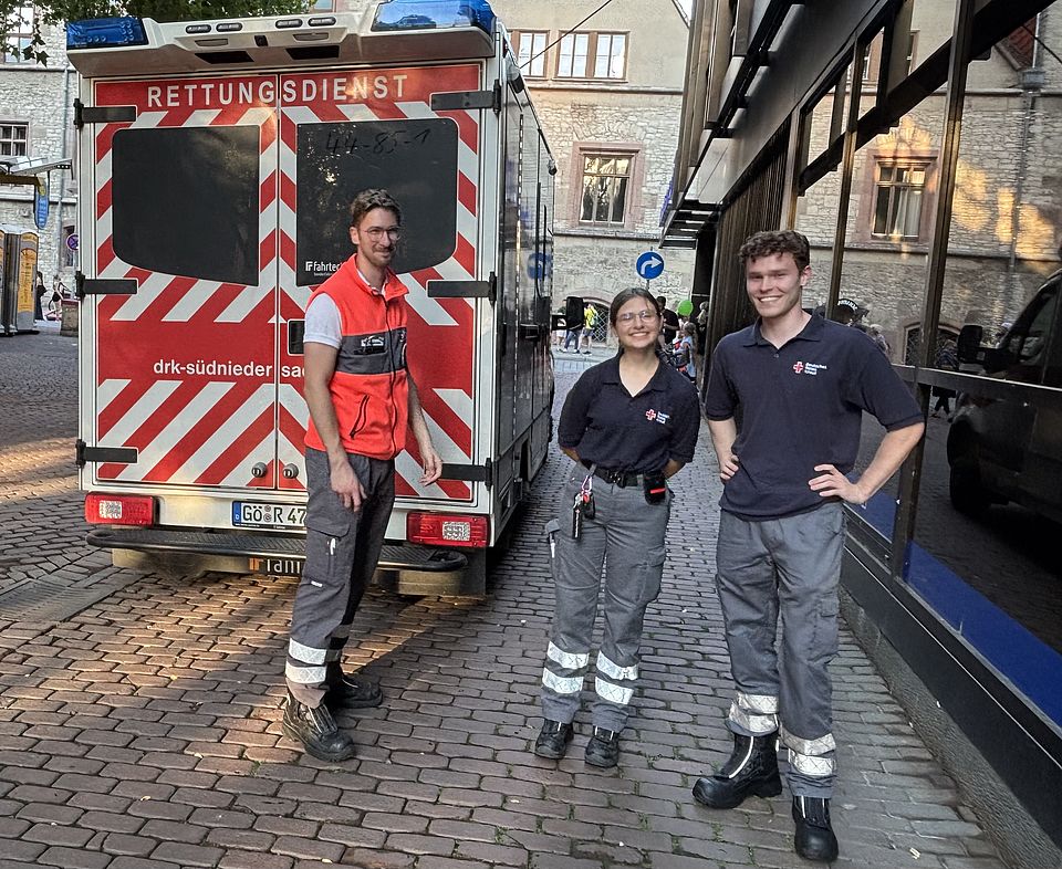 Ehrenamtliche Einsatzkräfte des DRK-Kreisverbandes Göttingen-Northeim e. V. vor Rettungswagen im Sanitätsdienst Altstadtlauf Göttingen 2026