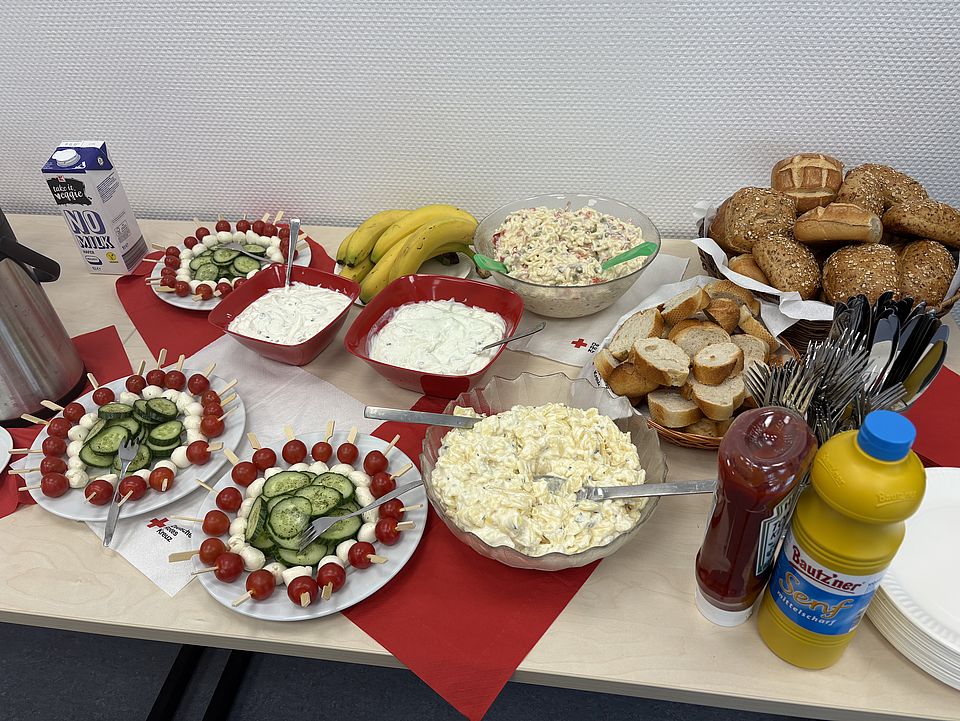 Buffet mit Gemüse, Salaten, soßen und Brötchen bei der DRK-Blutspendeaktion im DRK-Kreisverband Göttingen-Northeim