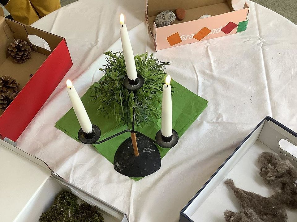 2026_09_20_Kindertag_Hedemünden__6_.jpg Tisch mit Kerzen und kleinen Geschenkboxen