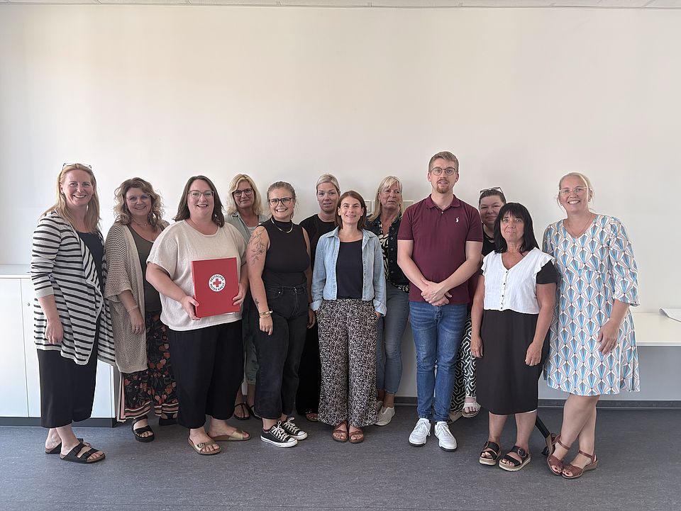 2026_08_11_Kita_Adelebsen_Fachtag_Begrüßung__8_.jpg Mitarbeitende der neuen DRK-Kita Adelebsen beim gemeinsamen Teamtag beim DRK-Kreisverband Göttingen-Northeim e. V., gemeinsam mit der DRK-Kita Fachberatung