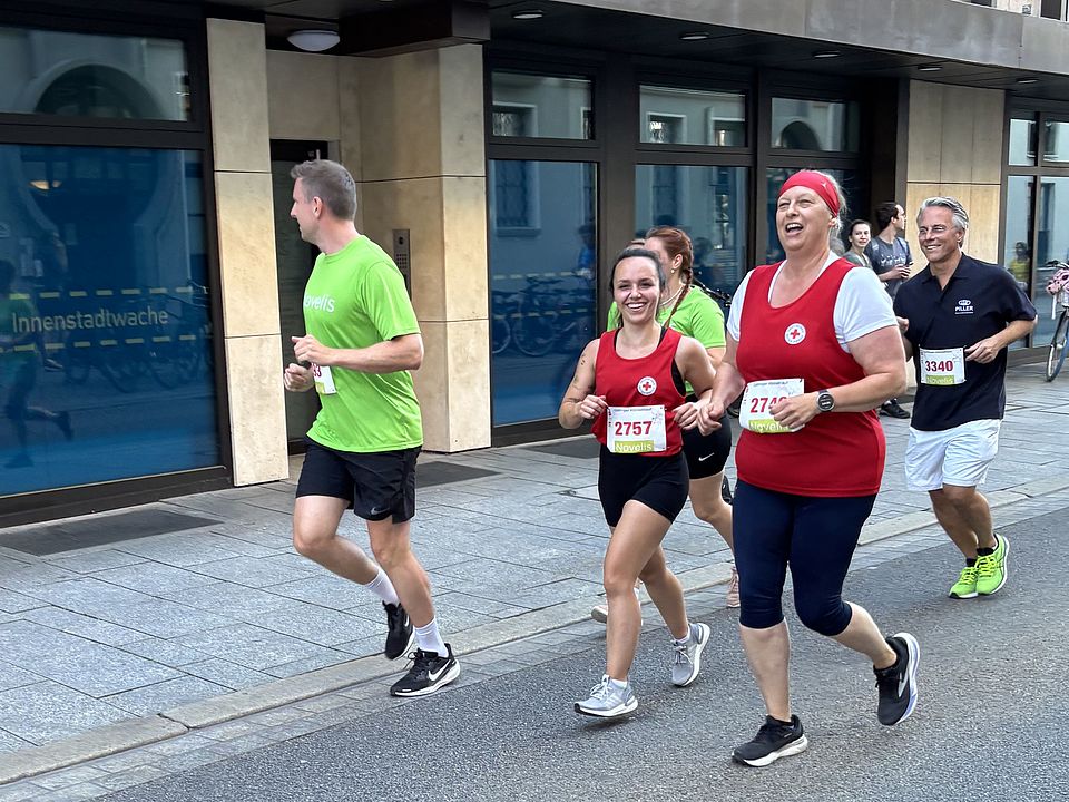 2026_07_01_Altstadt-Läuferinnen_während__9_.jpeg DRK-Läufer*innen beim Göttinger Altstadtlauf 2026 gemeinsam auf der Laufstrecke
