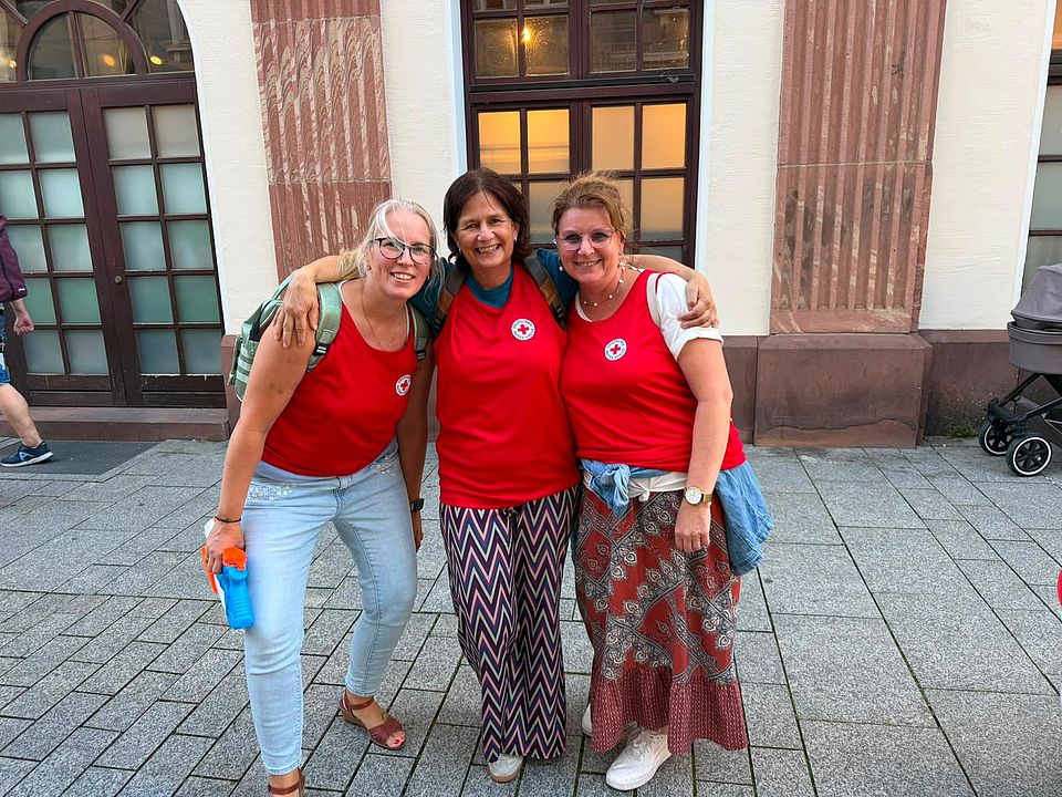 2026_07_01_Altstadtlauf_Göttingen.jpeg Petra Reußner, Jennifer Treichel und Sonja Jander-Schünemann am Rand des Altstadtlauf 2026 in Göttingen, in roten DRK-Shirts