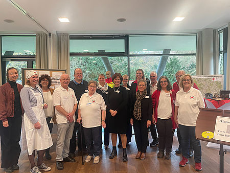 Alle Kolleg*innen aus dem Haupt-und Ehrenamt stehen gemeinsam in einer Gruppe im Historien-Parkour