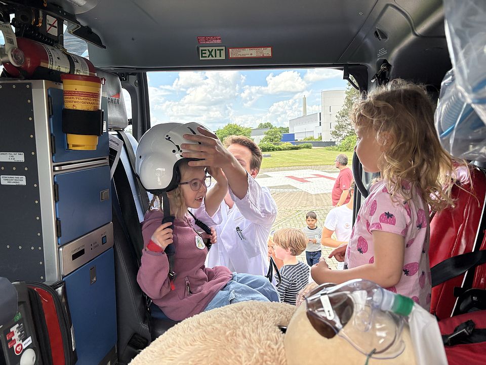 2026_06_01TBK_Teddybärkrankenhaus_UMG__Kita_Bovenden_4_.jpg Zwei Kinder der DRK-Kita Bovenden in einem Hubschrauber beim Teddybärkrankenhaus an der UMG. Ein Kind setzte einen Helm auf