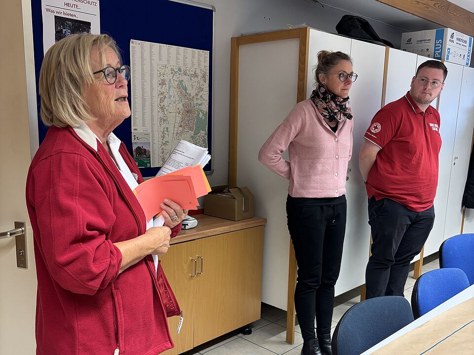 2026_10_23_DRK_Workshop_in_Northeim__2_.jpeg Während des Workshops stehen die Referierenden vor der Gruppe und führen durch die Themen rund um Geschichte, Grundsätze und Strukturen des Deutschen Roten Kreuzes. Die Veranstaltung richtete sich an Interessierte sowie Vertreterinnen und Vertreter der DRK-Ortsvereine und des Jugendrotkreuzes.