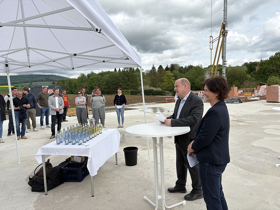 Rede von Torsten Bauer und Petra Reußner bei der Grundsteinlegung der neuen DRK-kita in Uslar. Pavillion mit zuschauenden Gästen