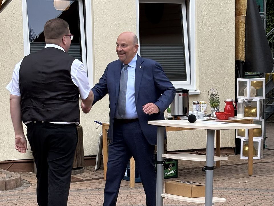 2026_07_04_Bundesverdienstkreuz_Jan_Störmer__1_.jpeg Handschlag bei Verleihung des Bundesverdienstkreuzes an DRK-Ehrenamtlichen Jan Störmer im DRK-Kreisverband Göttingen-Northeim e. V. im Haus des Jugendrotkreuzes Einbeck