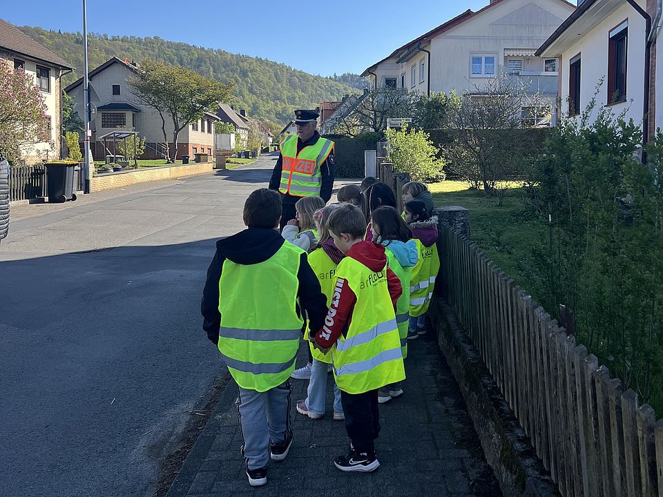 2026_04_27_Vorschularbeit_Kita_Volkmarshausen__3_.jpeg Kinder der DRK-Kita Volkmarshausen in gelben Warnwesten laufen die Straße entlang im Rahmen ihrer Fußverkehrsprüfung
