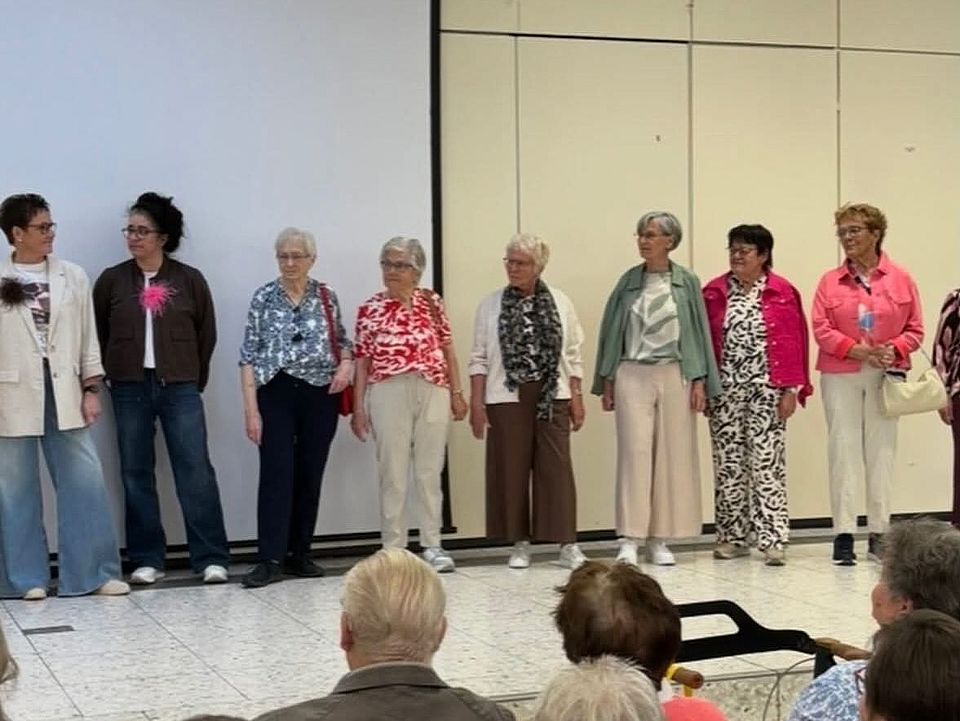 Mitglieder der Gymnastikgruppe des Ortsvereins Uslar stehen auf einer Bühne bei der Seniorenmesse in Uslar