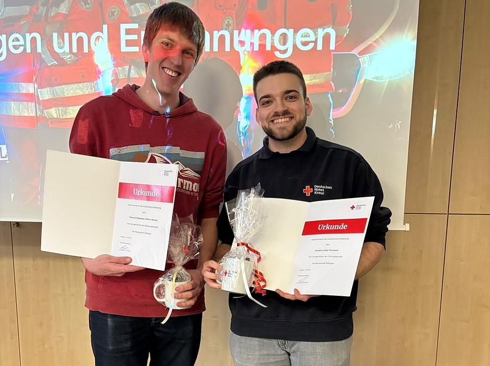 Bereitschaftsmitglieder Aristid und Vincent im DRK-Kreisverband Göttingen-Northeim, bei der Ehrung für ihr Engagement auf der Göttinger Bereitschaftssitzung