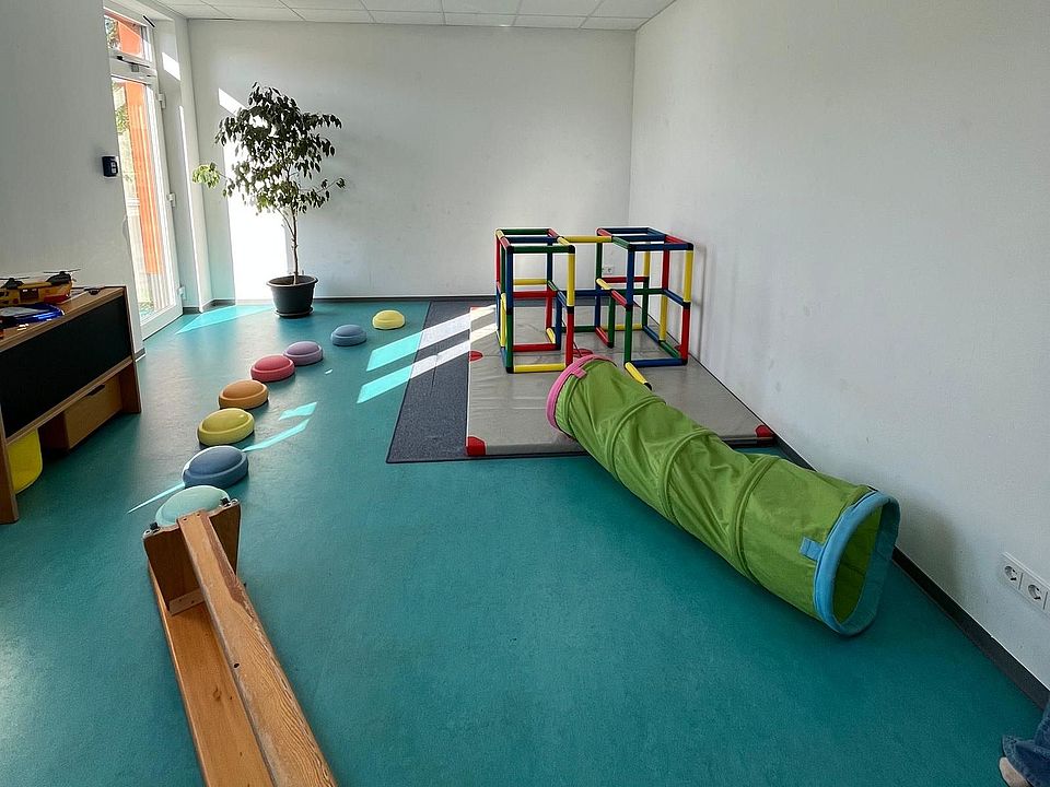 2026_09_20_Kindertag_Hedemünden__3_.jpg Raum in der DRK-Kita Hedemünden mit Spielsachen für die Kinder, wie einem Tunnel