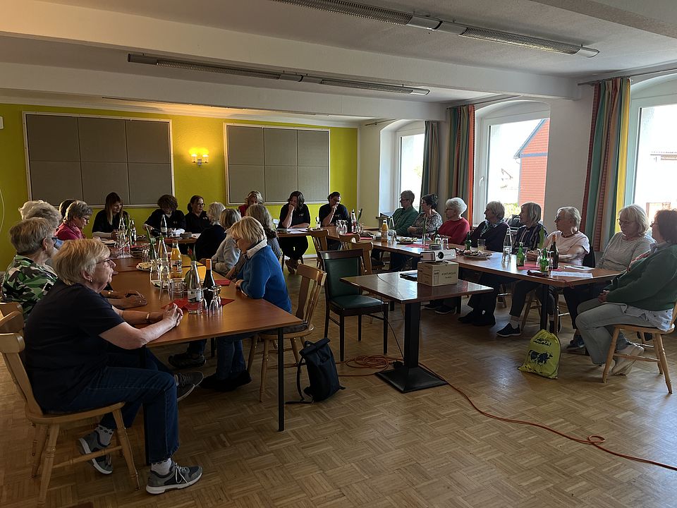 2026_04_23_Hollenstadt_Jahreshauptversammlung_23_04_2026__4_.jpeg Mitglieder des DRK-Ortsvereins Hollenstedt bei der Jahrshauptversammlung 2026 am Tisch sitzend