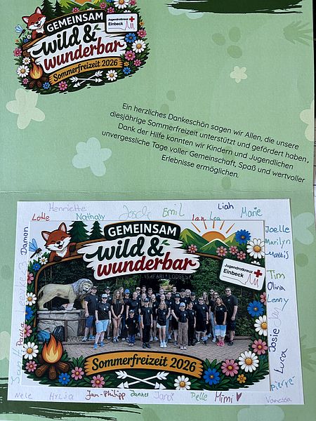 Eine Dankeskarte zur Sommerfreizeit 2026 des Jugendrotkreuzes Einbeck zeigt ein Gruppenfoto der Teilnehmenden und Betreuenden. Das Foto ist von einer farbenfrohen Gestaltung mit Fuchs, Lagerfeuer, Blumen und dem Schriftzug „Gemeinsam wild & wunderbar“ umrahmt. Auf dem weißen Rand um das Foto stehen handschriftliche Vornamen.