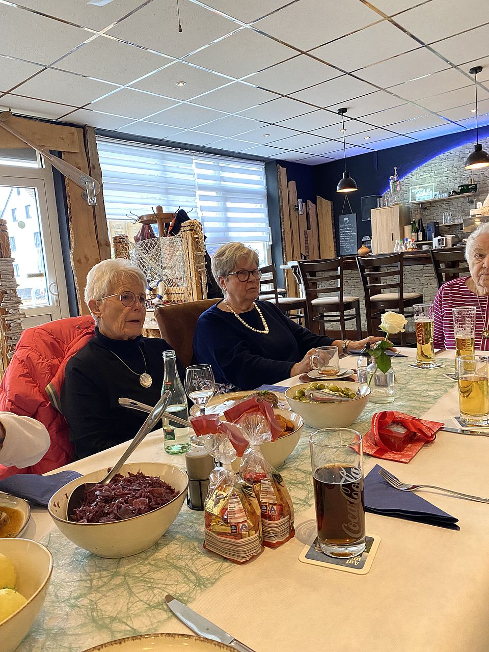 Zwei Frauen sitzen an einem gedeckten Tisch im Restaurant