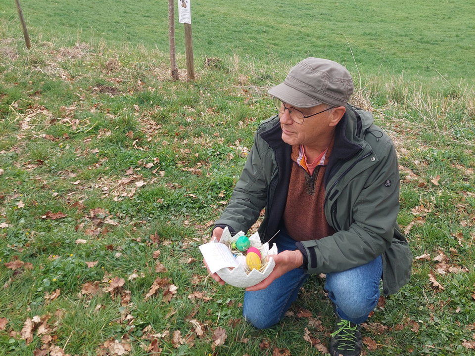Ein Mitglied des Förderverein Bührener Schedetal Natur & Artenschutz e.V. beim Ostereiersuchen mit der DRK-Kita Bühren