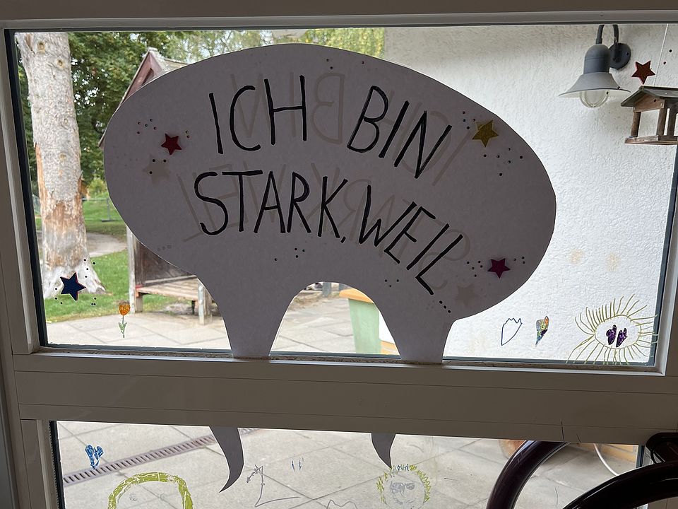 2026_09_21_Kindertag_Kita_Volkmarshausen__1_.jpeg Sprechblase "Ich bin stark weil" an einer Tür