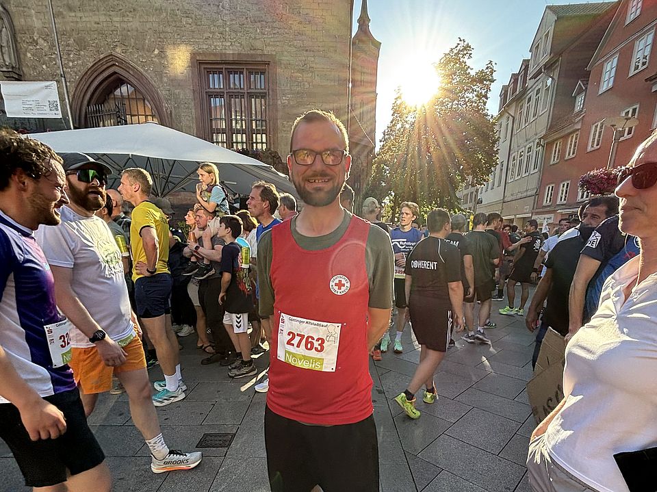 2026_07_01_Altstadt-Läuferinnen_02.jpeg DRK‑Läufer mit Startnummer beim Altstadtlauf Göttingen 2026 in der Innenstadt