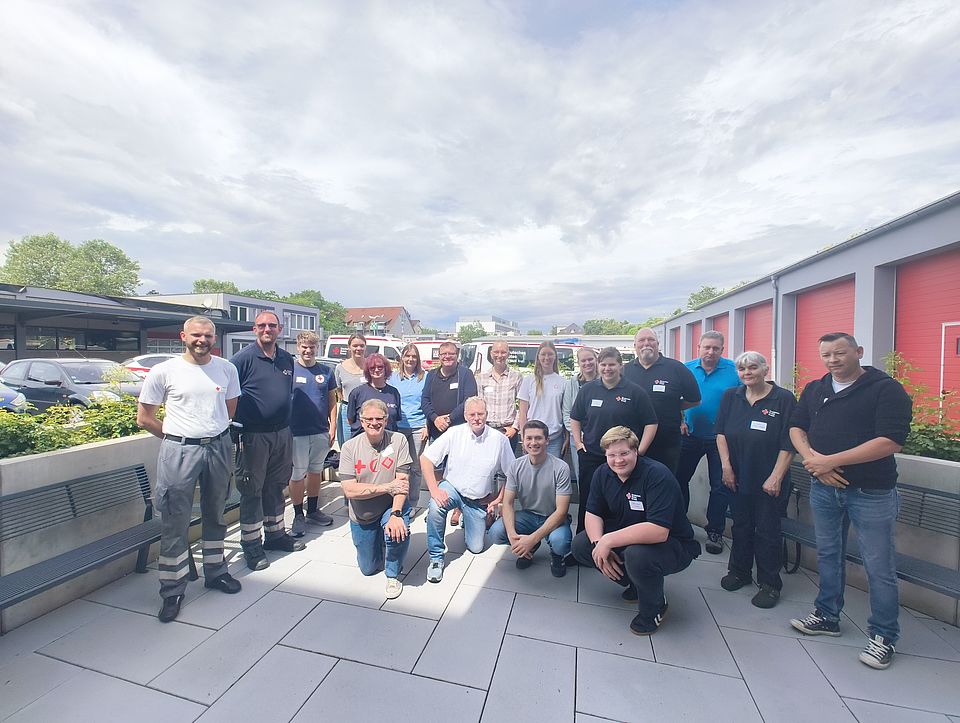 2026_05_31_Ausbilderschulung_Erste_Hilfe_vom_DRK-Landesverband__6_.jpg Gruppenfoto von Teilnehmenden einer DRK-Fortbildung für Erste-Hilfe-Ausbilder*innen im Außenbereich der Zimmermannstraße 4 in Göttingen