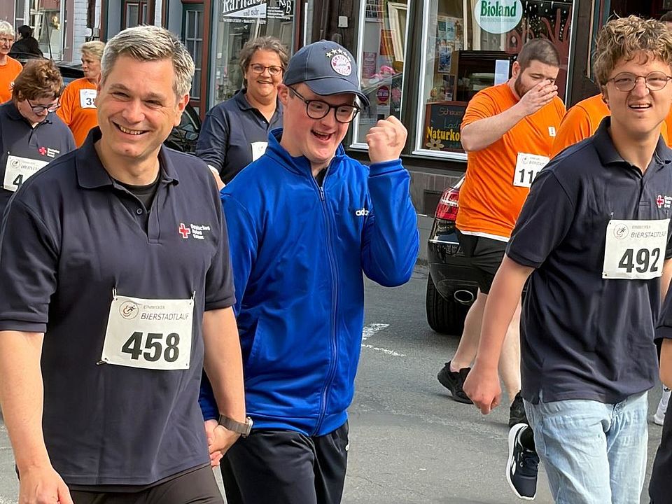 Renee Kopka und Lukas vom FED des DRK laufen beim Bierstadtlauf in Einbeck 2026