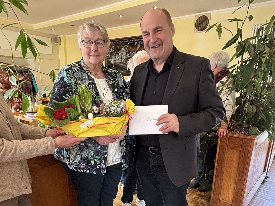 2026_03_JHV_2026-Neuer_Vorstand___Vorsitzende_Uslar__14_.jpeg Ehrung und Blumenübergabe der bisherigen Vorsitzenden im DRK-Ortsverein Frau Andermann
