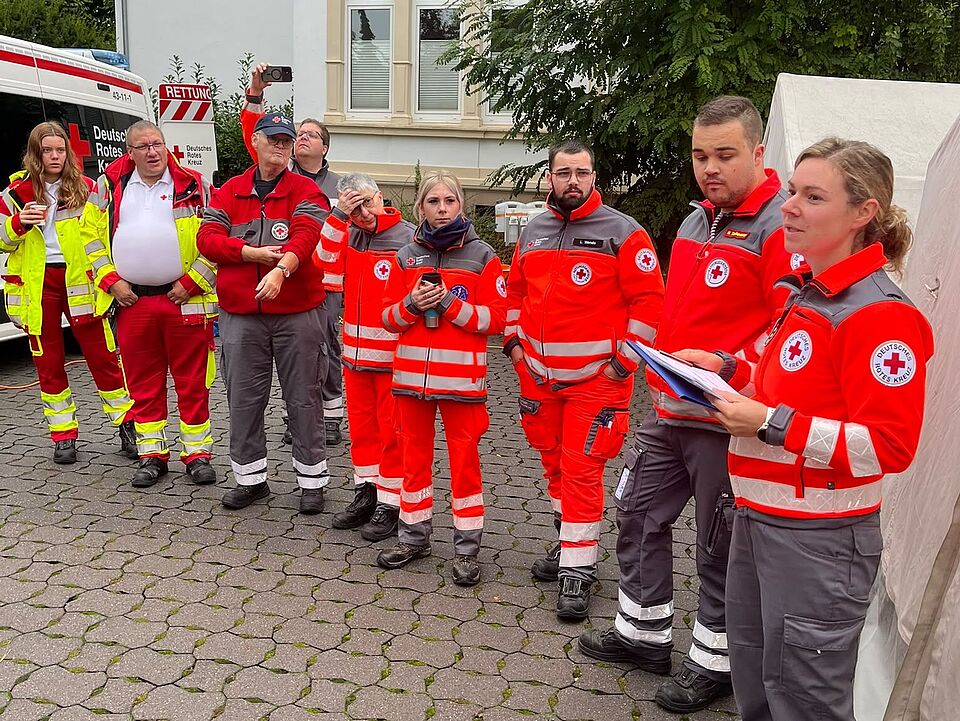 2026_10_10_Eulenfest_in_Einbeck_2026__12_.jpg Mitglied der DRK-Bereitschaft beim Eulenfest in Einbeck, bei einer Besprechung