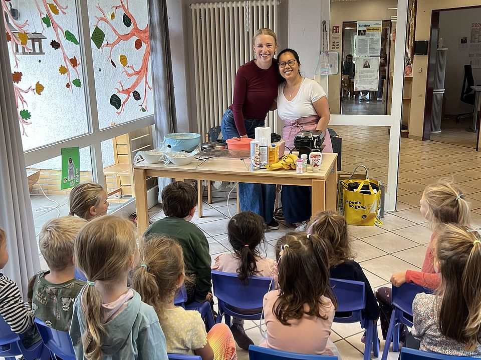 2026_09_21_Kindertag_Kita_Volkmarshausen__5_.jpeg Kinder und Kita-Mitarbeiterinnen in der DRK-Kita Hedemünden, Kinder sitzen auf Stühlen