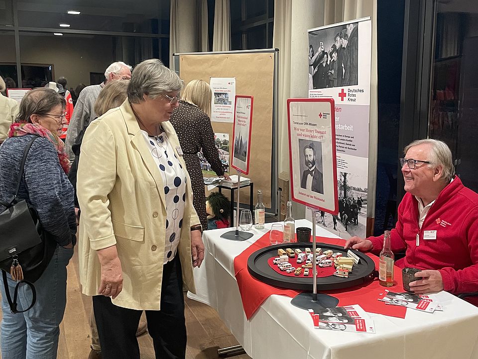 Kreisversammlung Ausstellung zur Historie Versammlungsteilnehmer schauen sich die ausgestellten Stücke des Historien-Parkours interessiert an