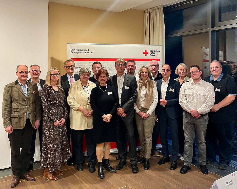 Kreisversammlung Gruppenfoto Präsidium Die Mitglieder des Präsidiums stehen gemeinsam mit dem Vorstand und dem Präsidenten n einer Gruppe vor der Pressewand