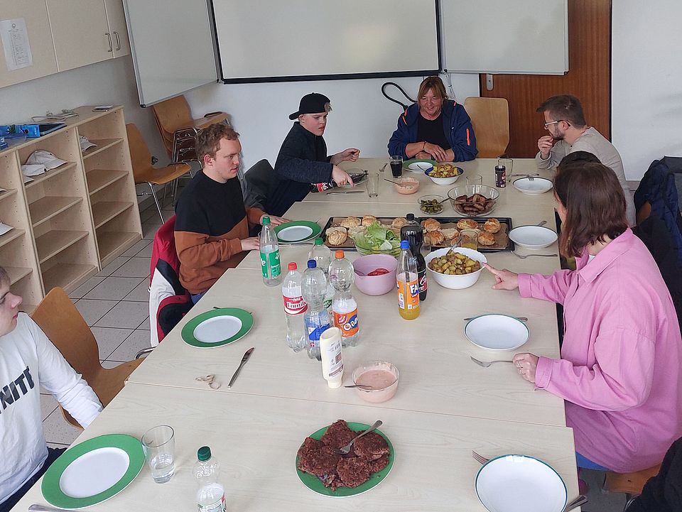 2026_10_05_FED_Kochgruppe.jpg Teilnehmende der FED-Kochgruppe des DRK-Kreisverbands Göttingen-Northeim beim gemeinsamen Essen selbst zubereiteter Speisen.