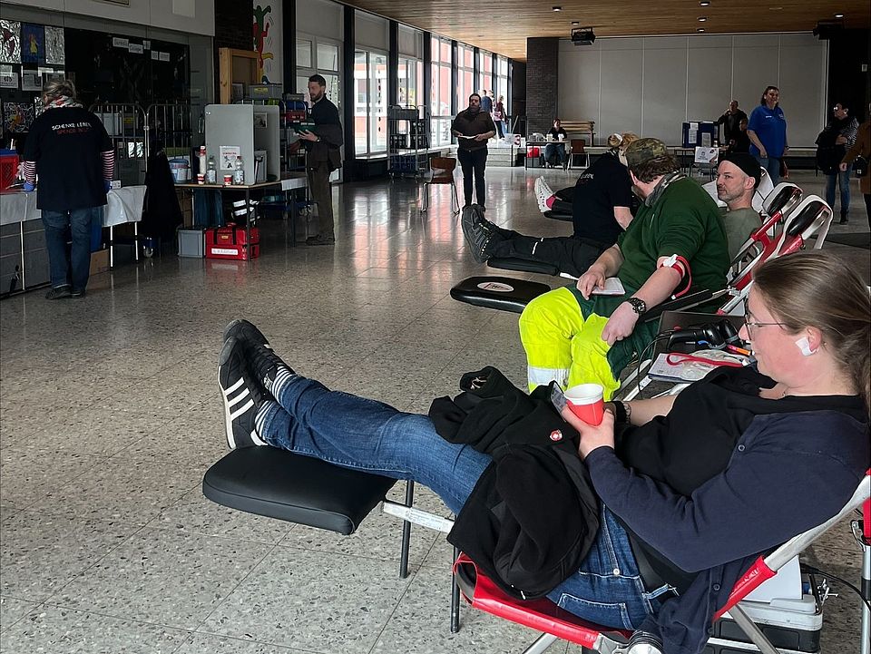 Blutspende des DRK in Dassel, Raum mit Blutspendeliegen und Menschen darauf